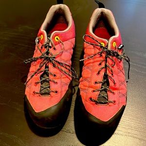 Awesome 5.10 Guide Tennies approach shoes size 10.5